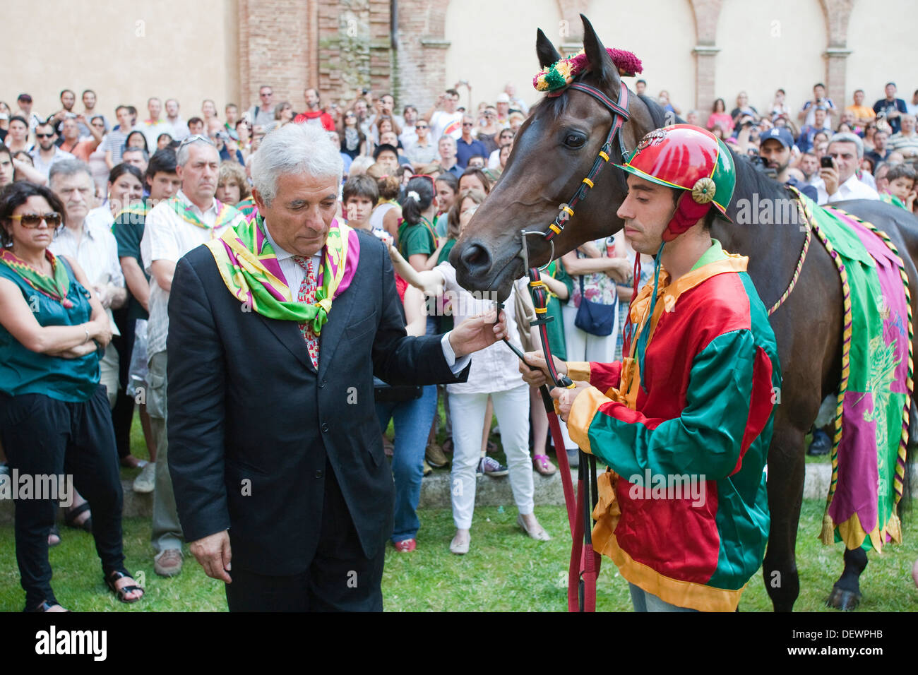 Segnung der Pferde, Contrada des Drachen, Palio von Siena, Start, Siena, Toskana, Italien, Europa Stockfoto