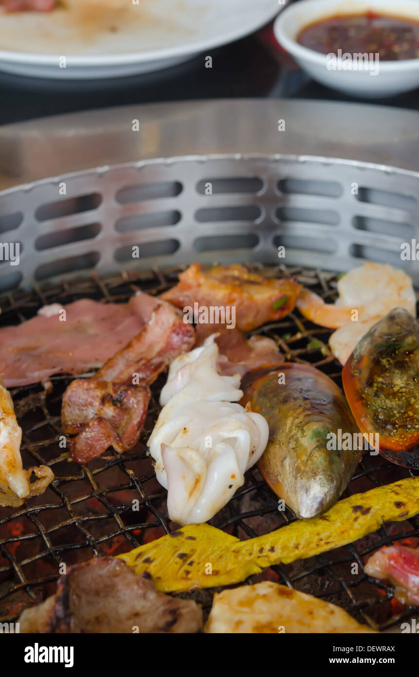 Gegrilltes Schweinefleisch, Huhn und Meeresfrüchten mischen Bbq Kochen Stockfoto