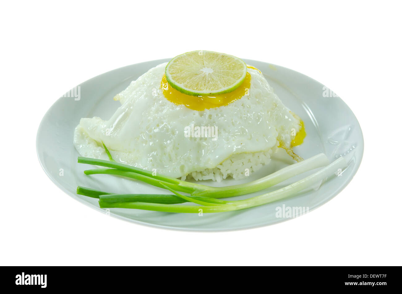 gedämpfter Reis und Spiegelei mit frischem grünen Gemüse auf weiß Stockfoto