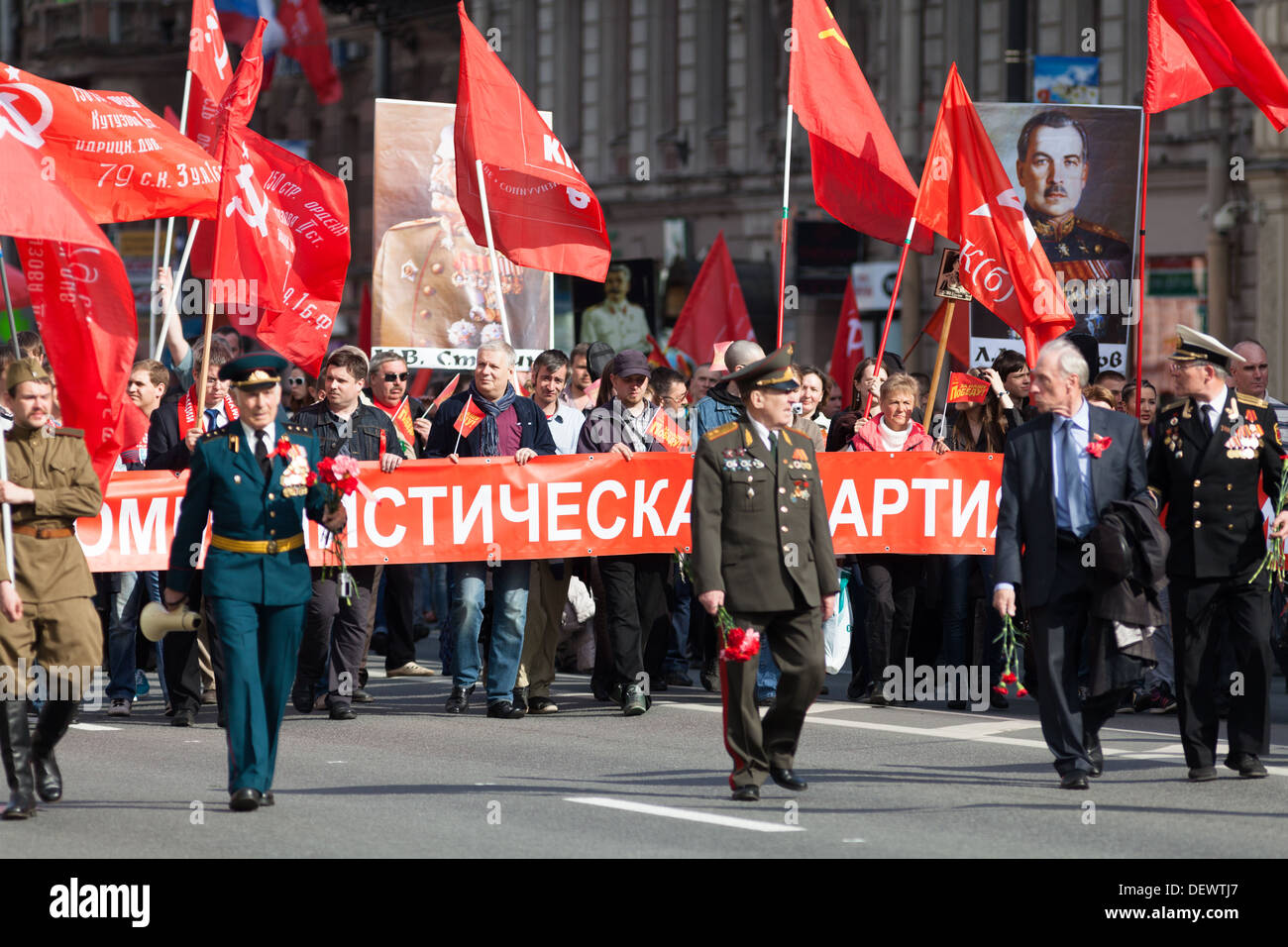 Spalte der kommunistischen Partei. Die Parade der Veteranen des zweiten Weltkriegs auf dem Newski-Prospekt Stockfoto
