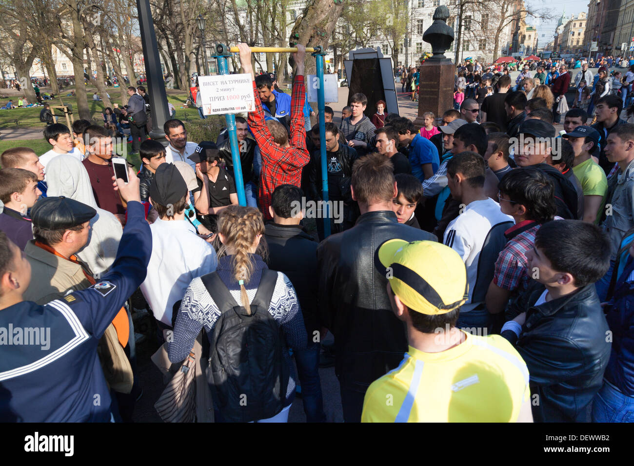 Geld-Wettbewerb. Wer sackte auf der Bar 2 Minuten Preis 1000 Rubel, Alexander Park, St. Petersburg, Russland, 9. Mai 2013 Stockfoto