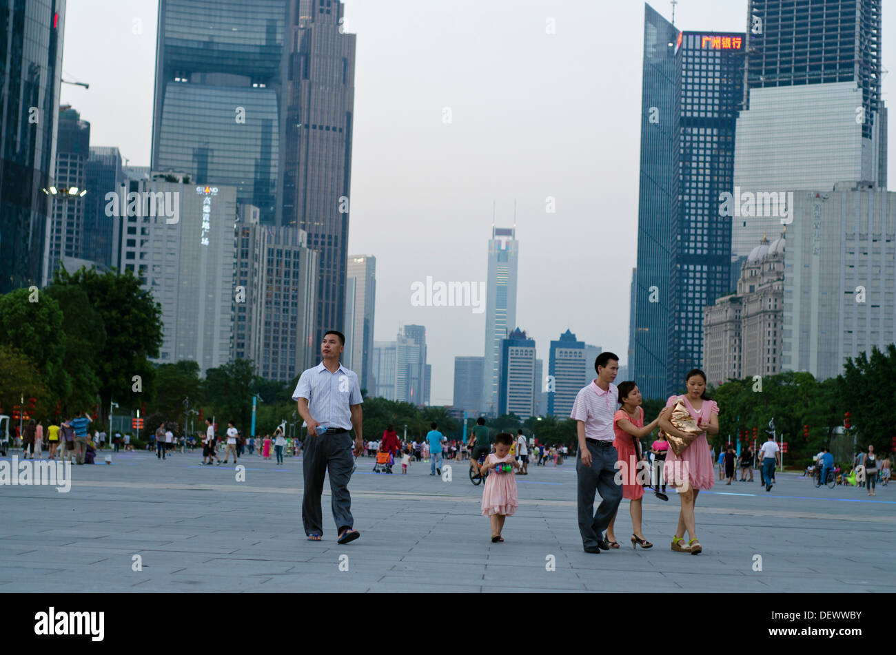 Menschen gehen an Zhujiang New Town, Guangzhou Stockfoto