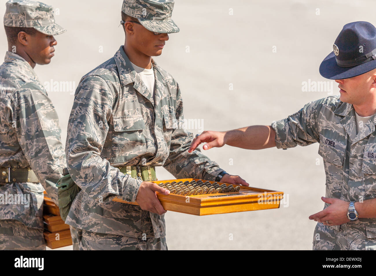 Offizier und Flieger bereiten Münze Zeremonie während der United States Air Force Grundausbildung Graduierung In San Antonio, Texas Stockfoto