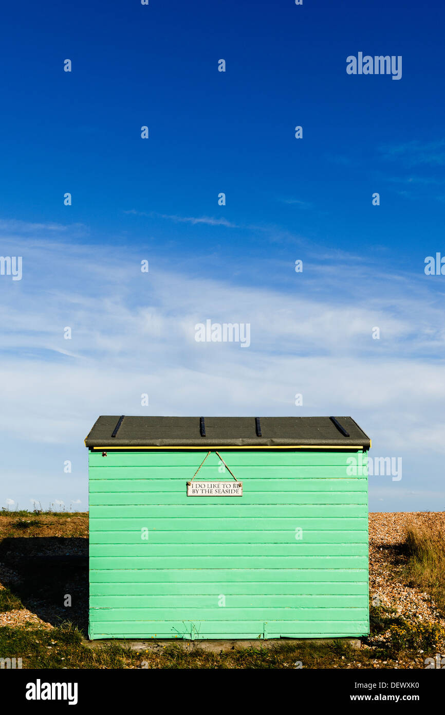 Eine grüne Strandhütte am Greatstone Beach, New Romney, Kent, UK. Stockfoto