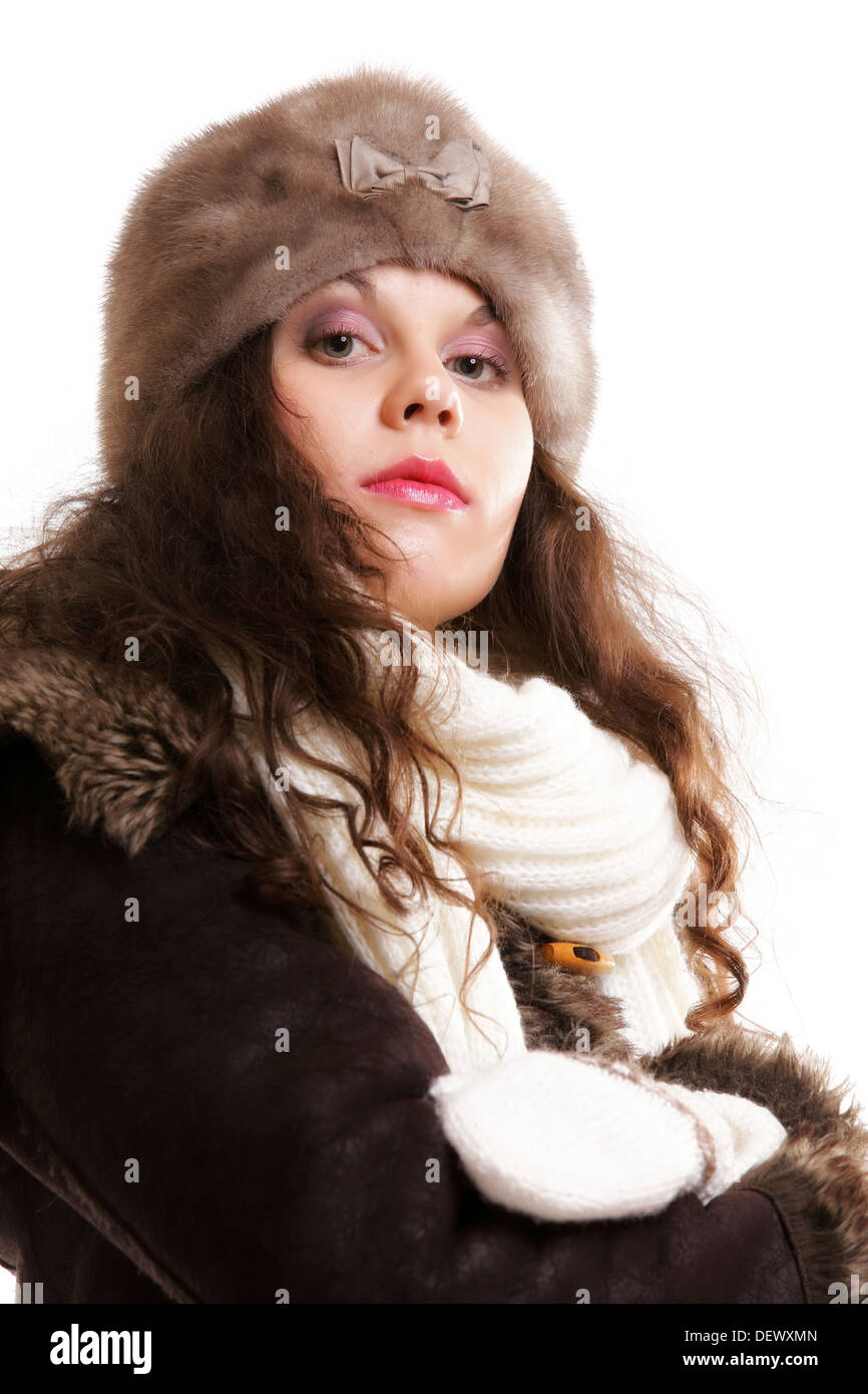 Winter Mode Portrait schöne Frau in warme Kleidung im Pelz Hut Schalldämpfer isoliert auf weißem Hintergrund Stockfoto