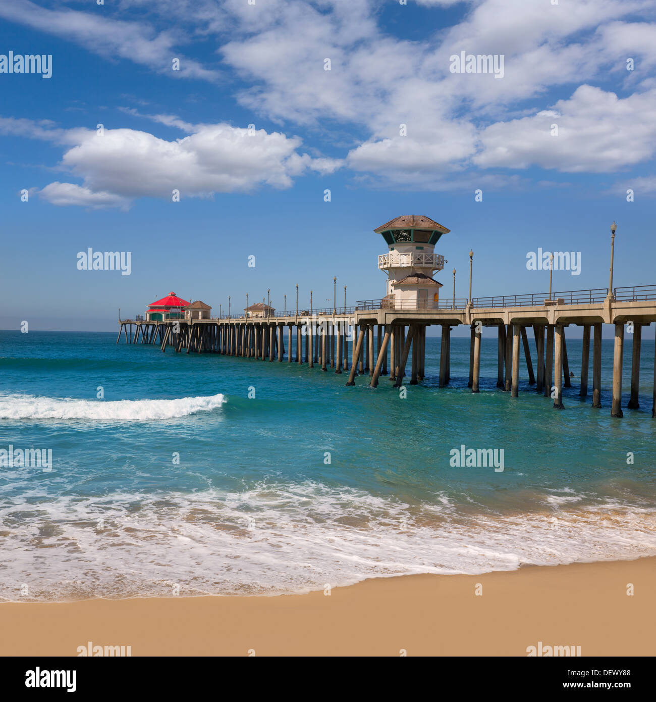 Huntington Beach Surf City USA Pier Blick mit Sand und Wellen Stockfoto