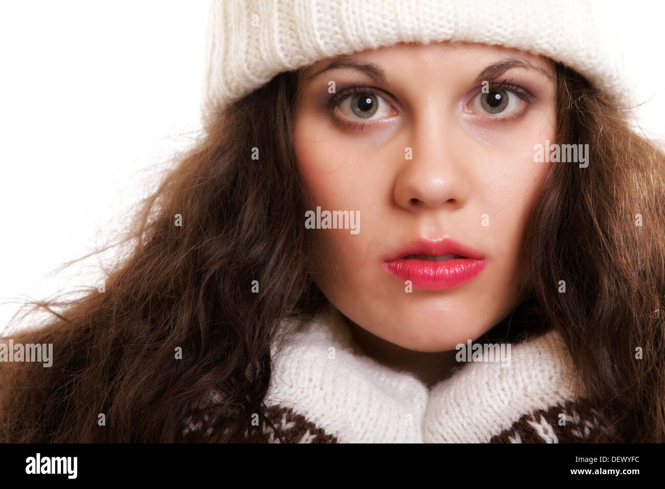 Winter Mode Portrait schöne Frau in warme Kleidung im Hut Schalldämpfer isoliert auf weißem Hintergrund Stockfoto