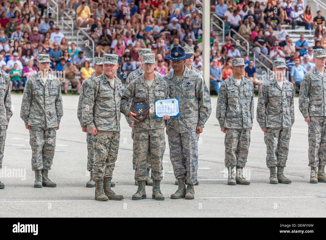 Auszeichnungen während der United States Air Force Grundausbildung Abschlussfeiern In San Antonio, Texas Stockfoto