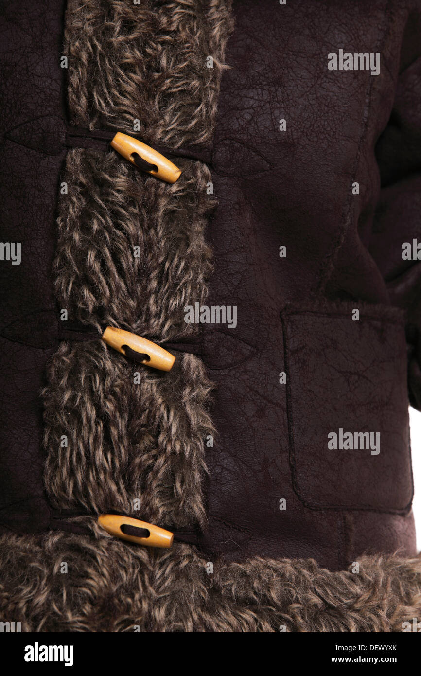 Winter Mode warme Kleidung Teil Pelzjacke mit Holzknopf als Verschleiß-Hintergrund Stockfoto