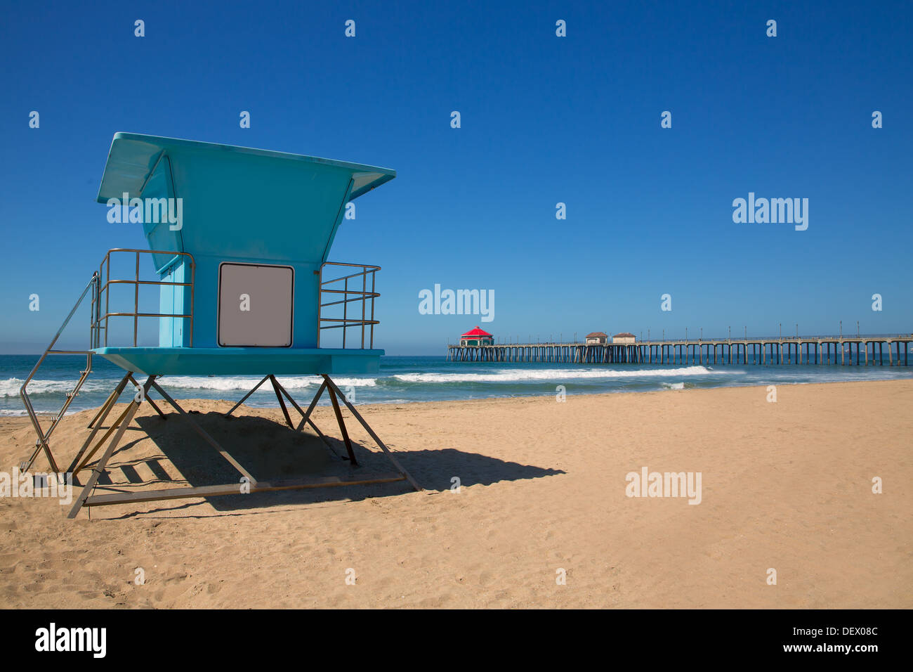 Huntington Beach Pier Surf City USA mit Rettungsschwimmer-Turm in Caifornia Stockfoto