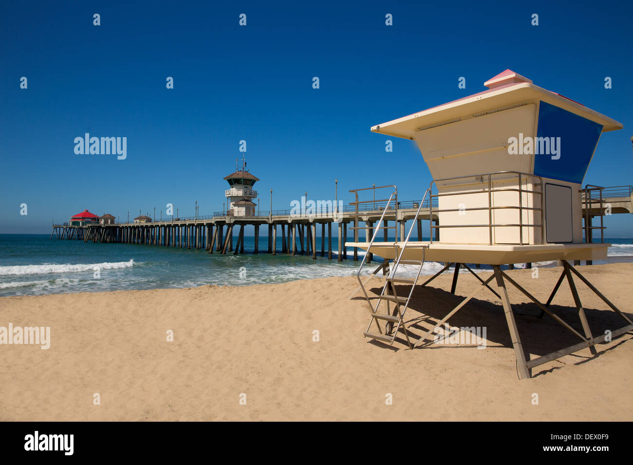 Huntington Beach Pier Surf City USA mit Rettungsschwimmer-Turm in Caifornia Stockfoto