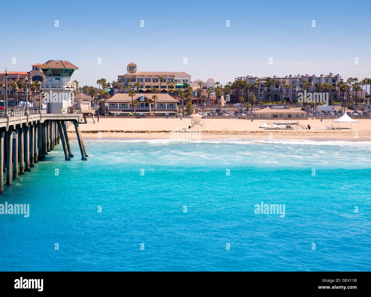 Huntington Beach Surf City USA Pier Blick mit Rettungsschwimmer-Turm und Stadt-Kalifornien Stockfoto