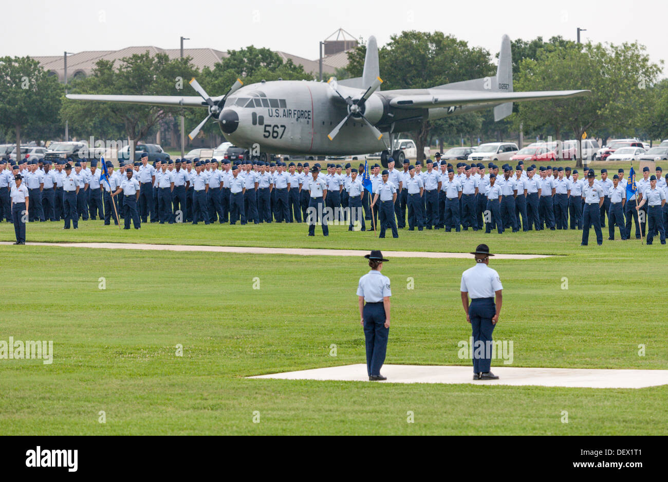 Flüge der Flieger in Bildung während der United States Air Force Grundausbildung Abschlussfeiern In San Antonio, Texas Stockfoto
