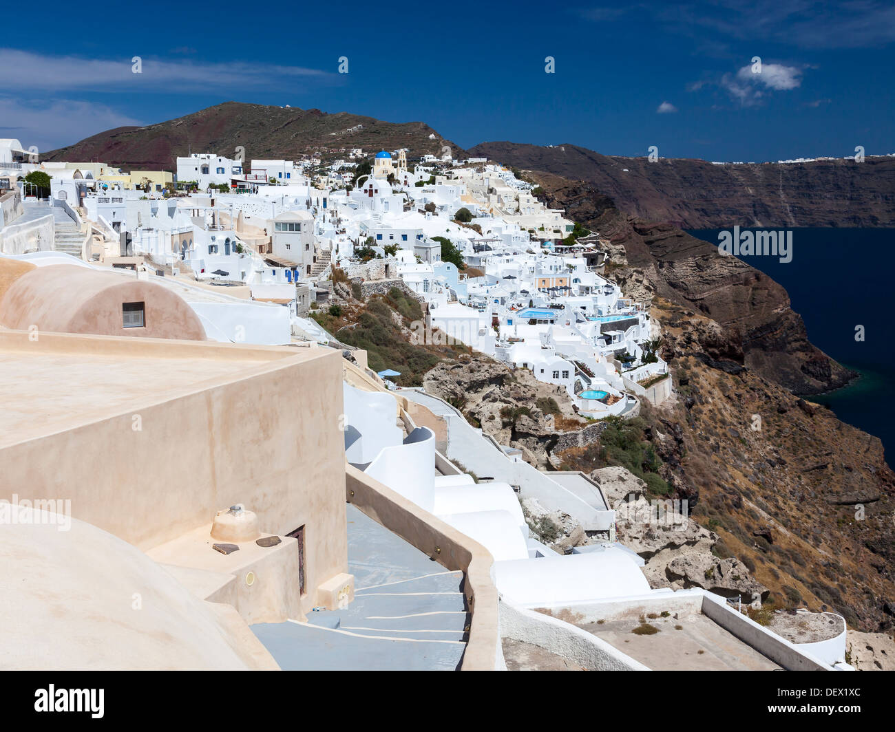 Gebäude auf die berühmte Caldera in Oia Santorini Griechenland Europa Stockfoto