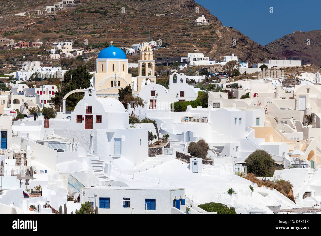 Gebäude auf die berühmte Caldera in Oia Santorini Griechenland Europa Stockfoto