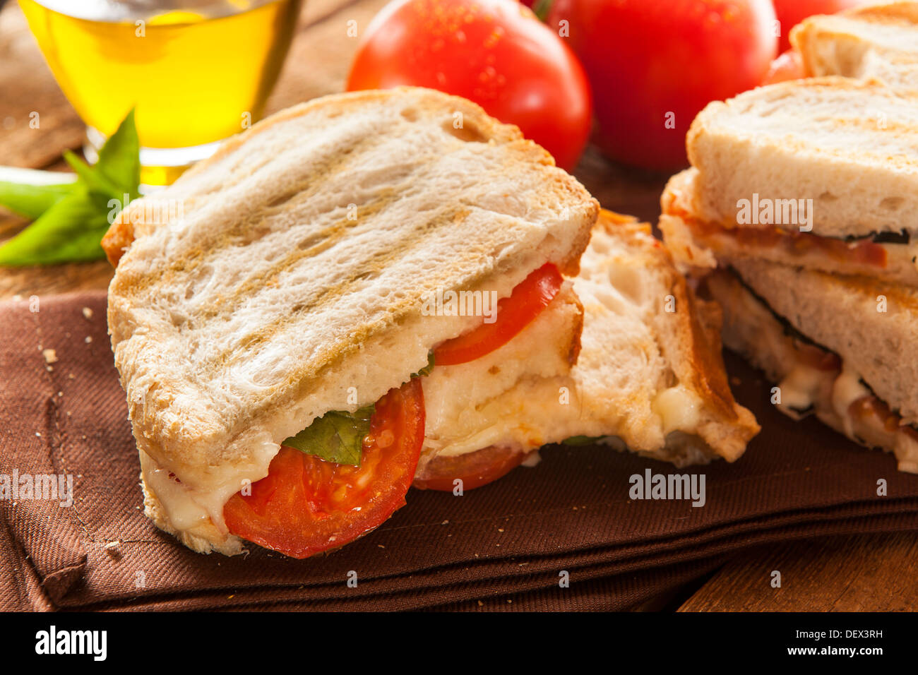 Hausgemachte Tomaten-Mozzarella Panini mit Basilikum Stockfoto
