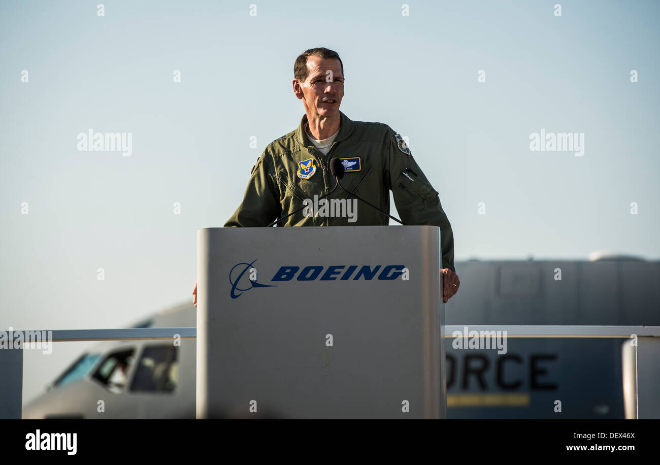 Lt. General Stanley Clarke, Direktor der Air National Guard, spricht mit Boeing-Mitarbeiter bei der letzten US-Air Force c-17 Globemaster II Stockfoto