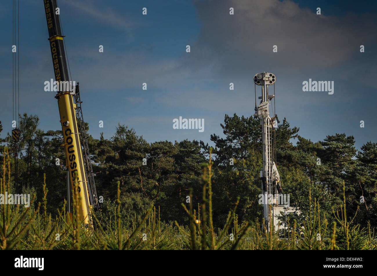 Balcombe, West Sussex, UK. 24. September 2013. Cuadrilla Bohranlage ist jetzt mit dem Kran am Standort in West Sussex, UK in den Schatten gestellt wie Zollabfertigung beginnt. Bildnachweis: David Burr/Alamy Live-Nachrichten Stockfoto