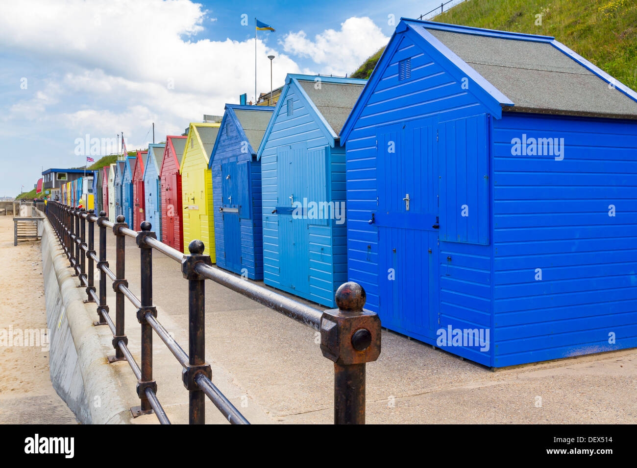 Bunte Strandhäuschen am Mundesley auf der Nord-Küste von Norfolk, England-UK-Europa Stockfoto