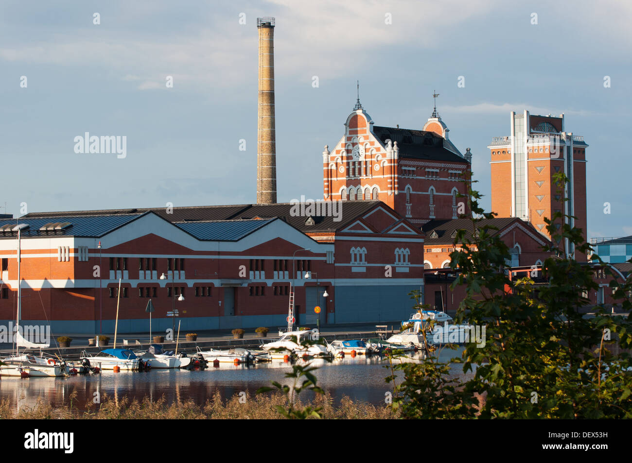 Dies ist die alte und neue absolute Fabrik Åhus.  Dies ist, wo es Absolut Wodka herstellt Stockfoto