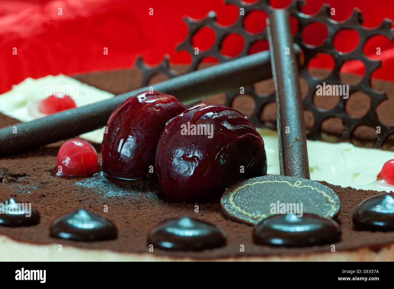 Schokolade Geburtstagskuchen auf rotem Stoff Hintergrund Stockfoto
