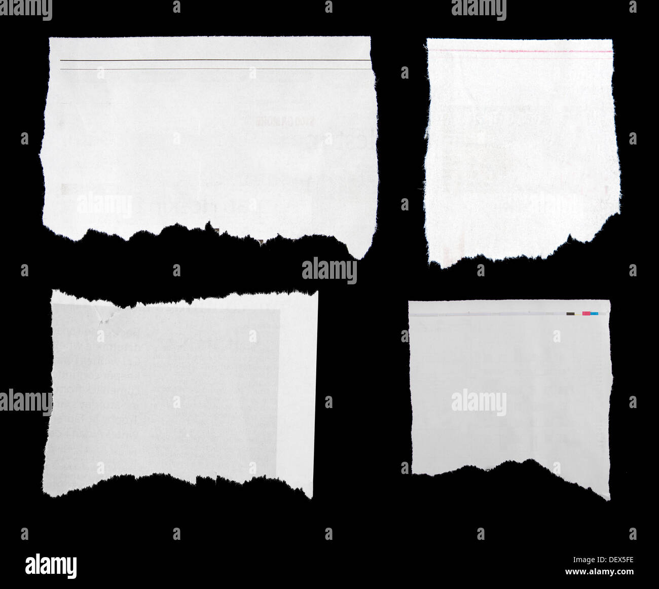 Stück zerrissenes Papier auf schwarz. Textfreiraum Stockfoto