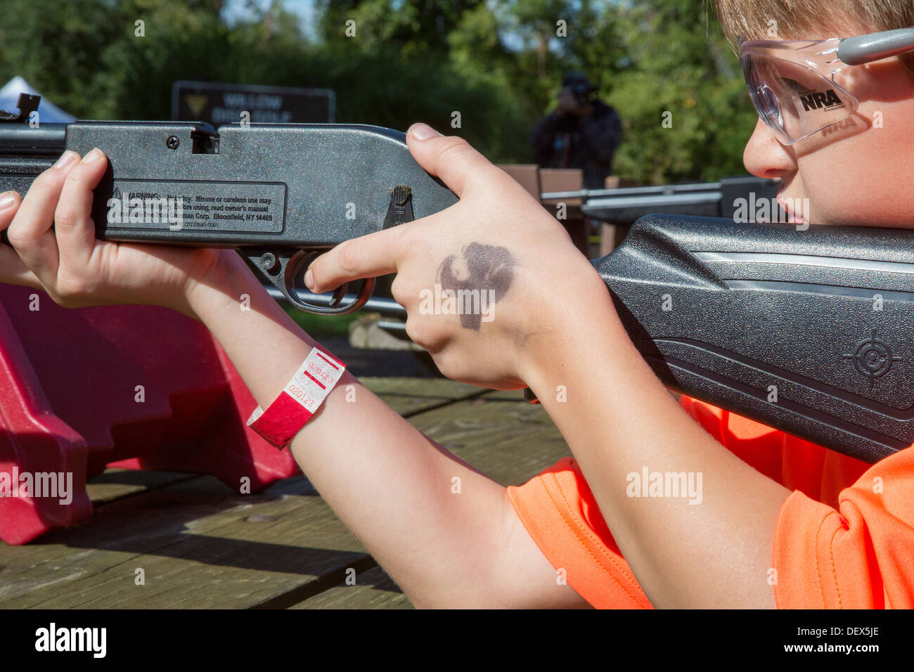 Neue Boston, Michigan - Pfadfinder BB Guns schiesst ein Wochenende in einem vorstädtischen Detroit Park sammeln. Stockfoto