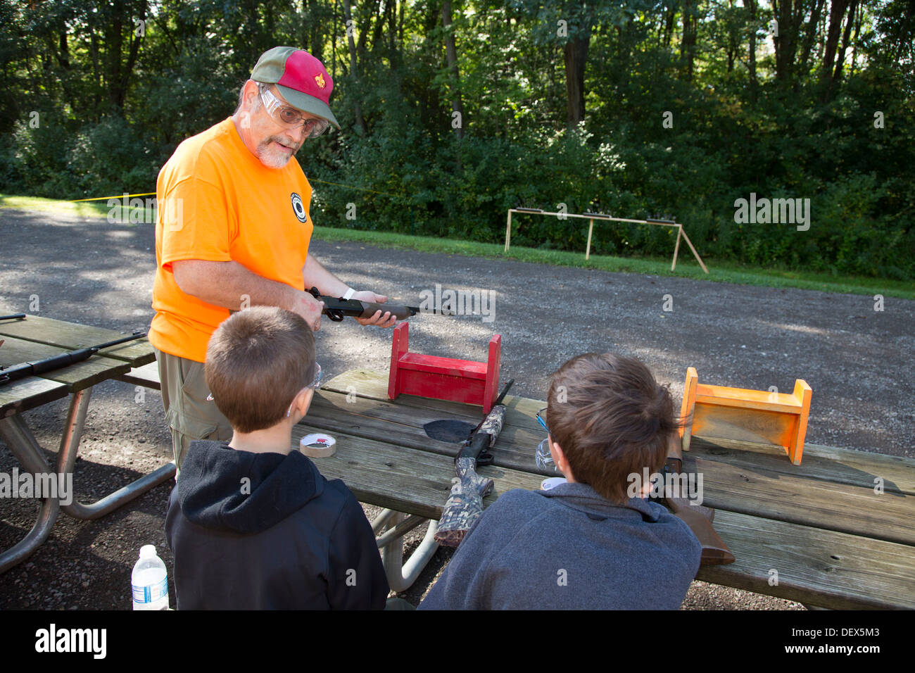 Neue Boston, Michigan - Pfadfinder BB Guns schiesst ein Wochenende in einem vorstädtischen Detroit Park sammeln. Stockfoto