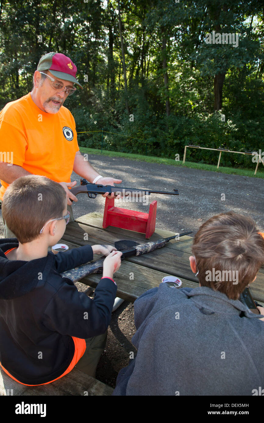 Neue Boston, Michigan - Pfadfinder BB Guns schiesst ein Wochenende in einem vorstädtischen Detroit Park sammeln. Stockfoto