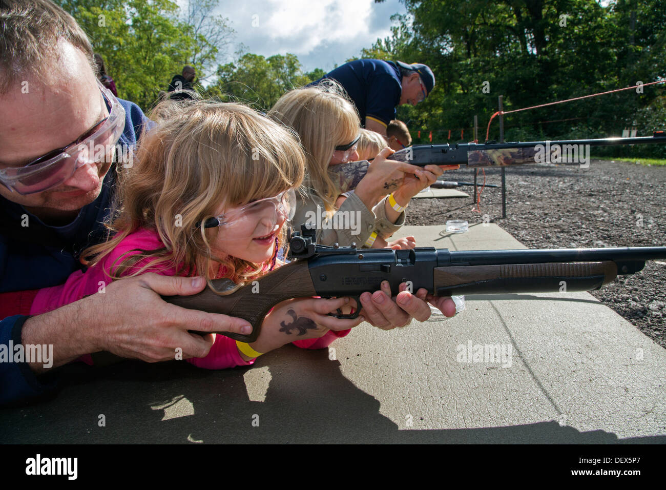 Neue Boston, Michigan - Pfadfinder und andere Kinder schießen BB Guns an einem Wochenende in einem vorstädtischen Detroit Park sammeln. Stockfoto