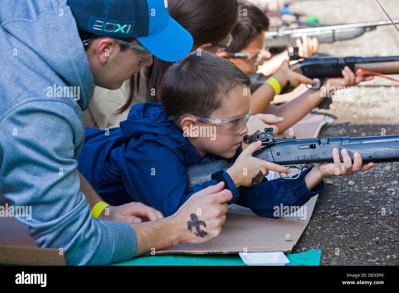 Neue Boston, Michigan - Pfadfinder BB Guns schiesst ein Wochenende in einem vorstädtischen Detroit Park sammeln. Stockfoto
