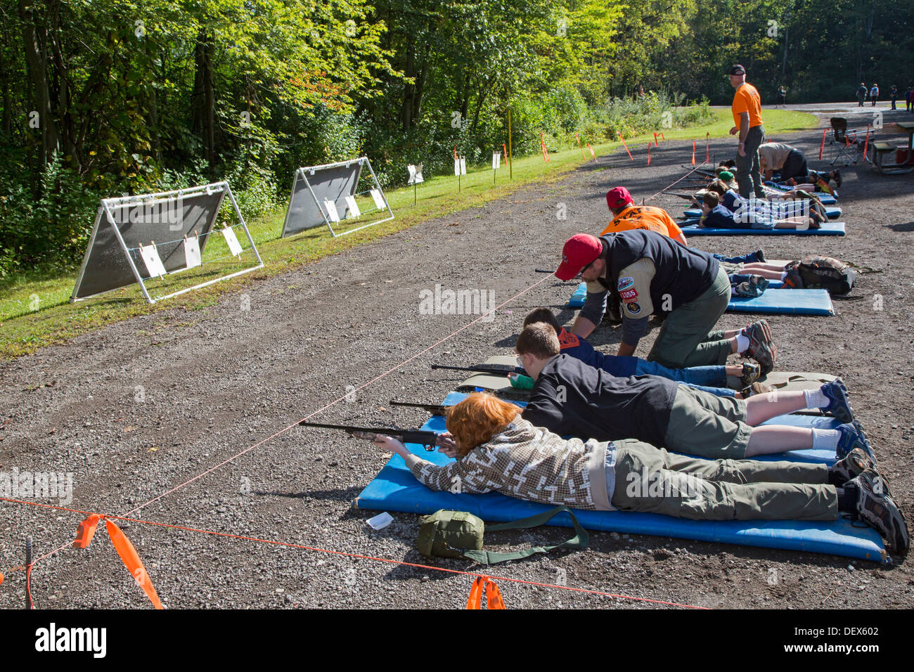Neue Boston, Michigan - Pfadfinder BB Guns schiesst ein Wochenende in einem vorstädtischen Detroit Park sammeln. Stockfoto