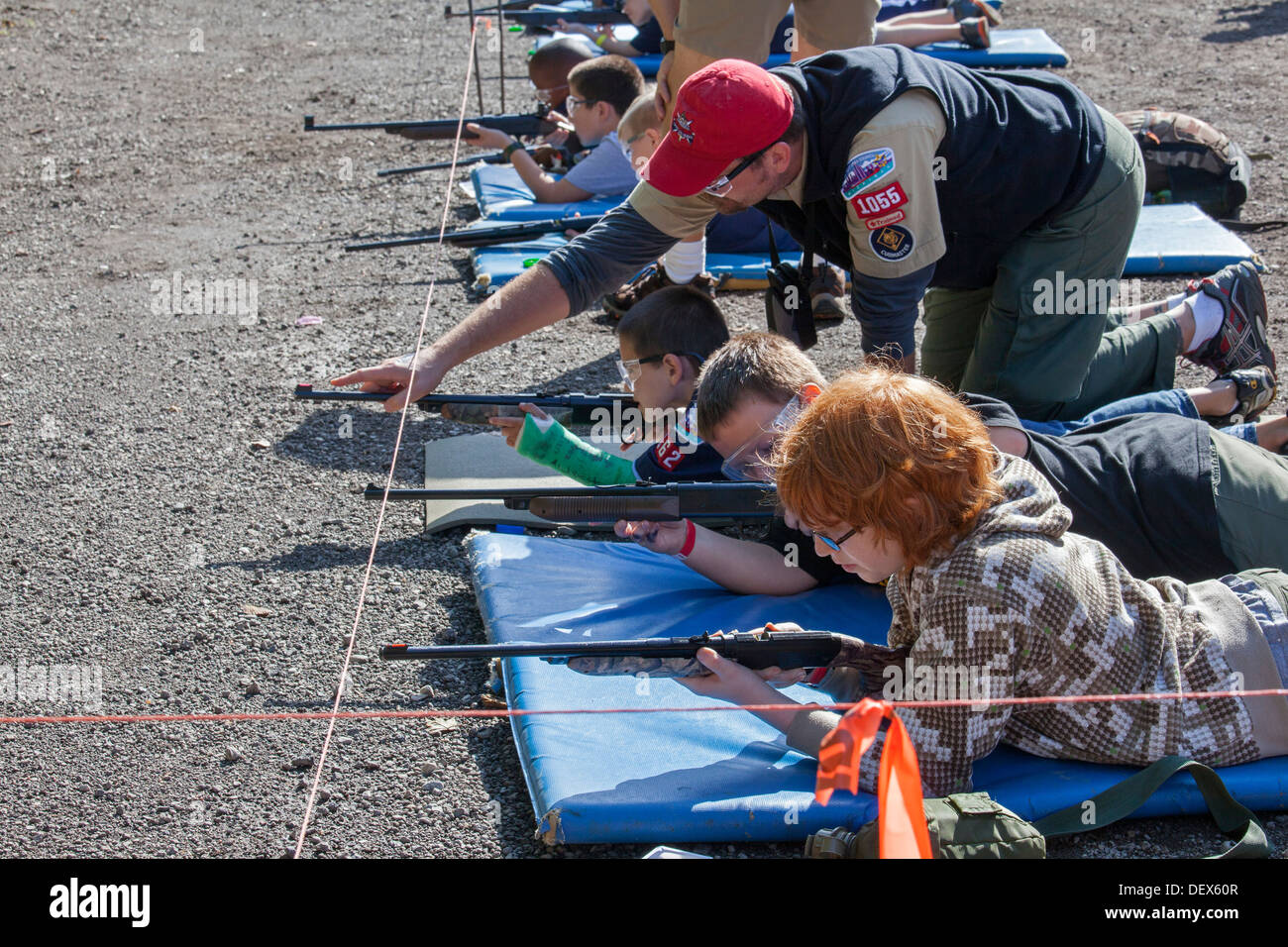 Neue Boston, Michigan - Pfadfinder BB Guns schiesst ein Wochenende in einem vorstädtischen Detroit Park sammeln. Stockfoto