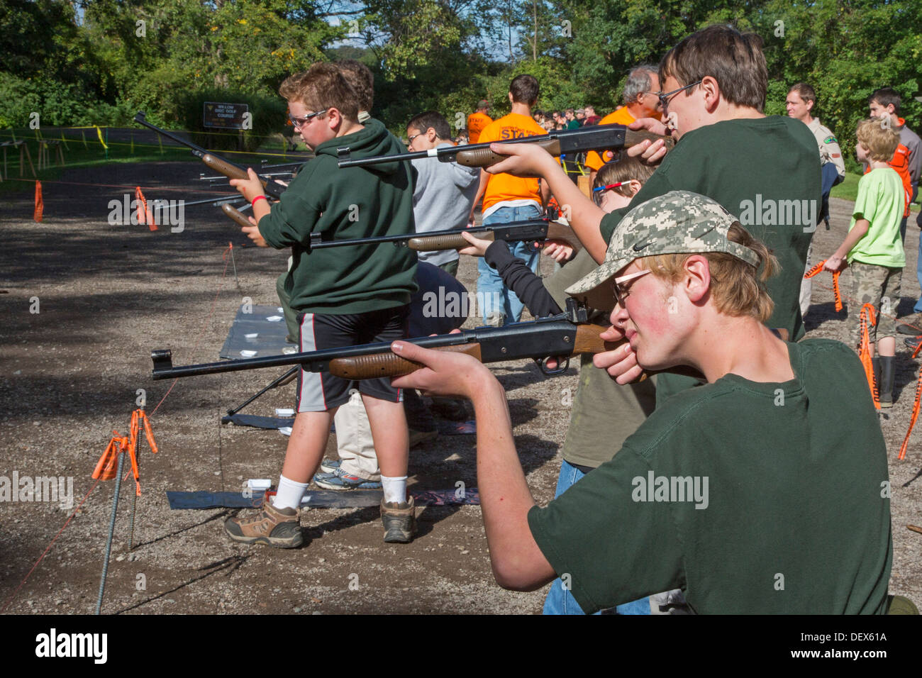 Neue Boston, Michigan - Pfadfinder BB Guns schiesst ein Wochenende in einem vorstädtischen Detroit Park sammeln. Stockfoto