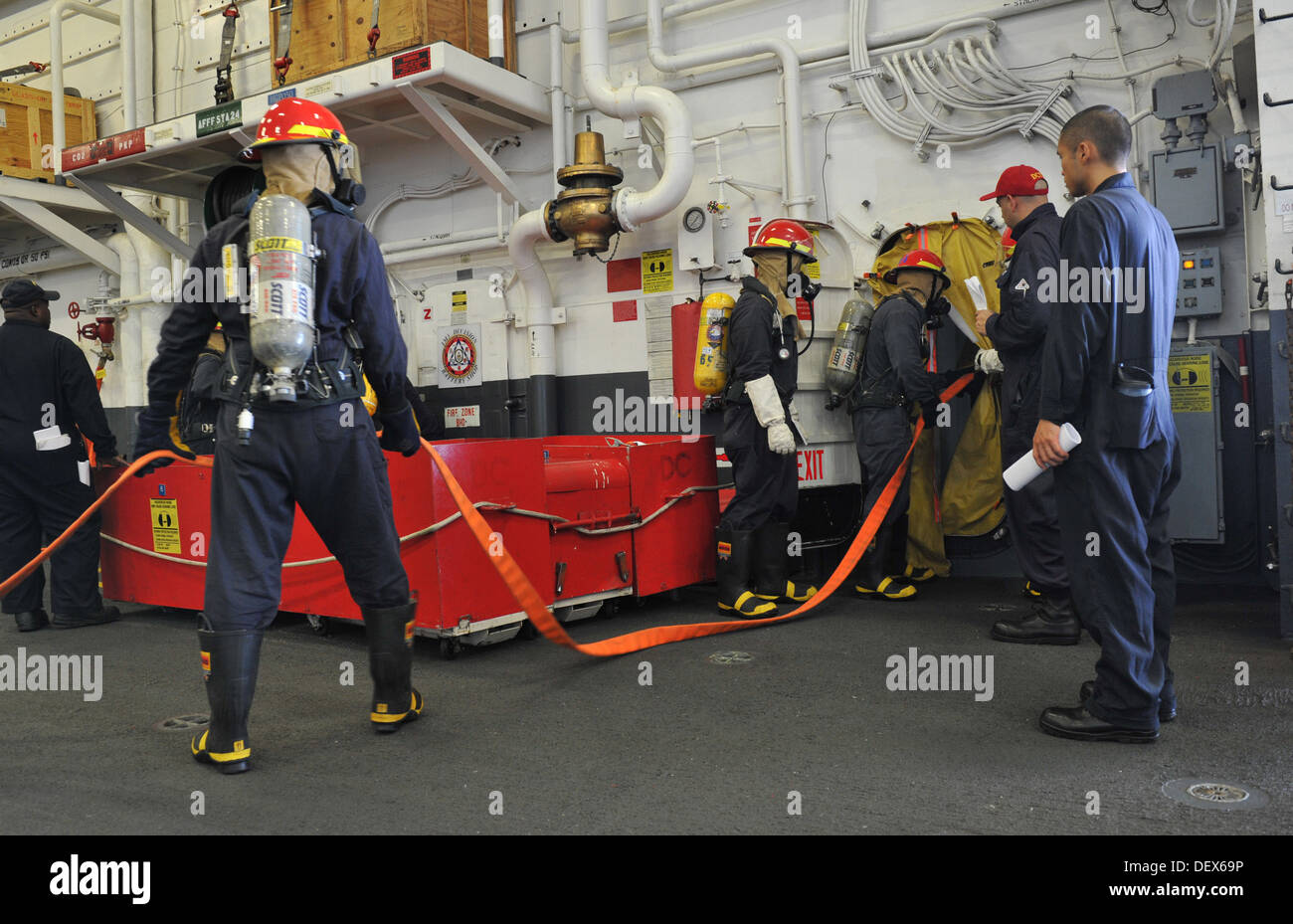 Während Mobilität Schaden durchführen Segler eine Bohrmaschine auf dem vorwärts bereitgestellt amphibischer Angriff Schiff USS Bonhomme Richard (LHD-6) Stockfoto