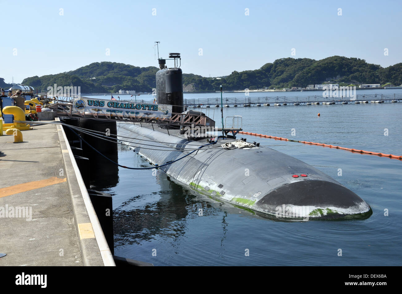 Der Los-Angeles-Klasse schnellen Angriff u-Boot USS Charlotte (SSN-766) liegt bei Commander, Flotte Aktivitäten Yokosuka während einer geplanten Besuch im Rahmen von Charlottes Einsatz im Westpazifik. Stockfoto