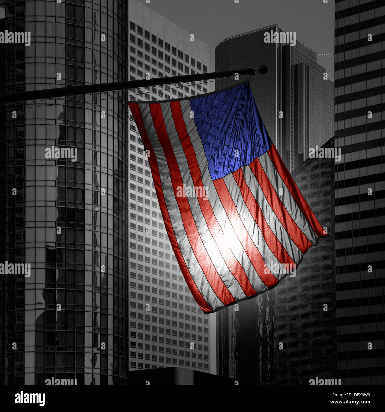 US amerikanisches Symbol Flagge über schwarz und weiß moderne LA Stadtgebäude Stockfoto