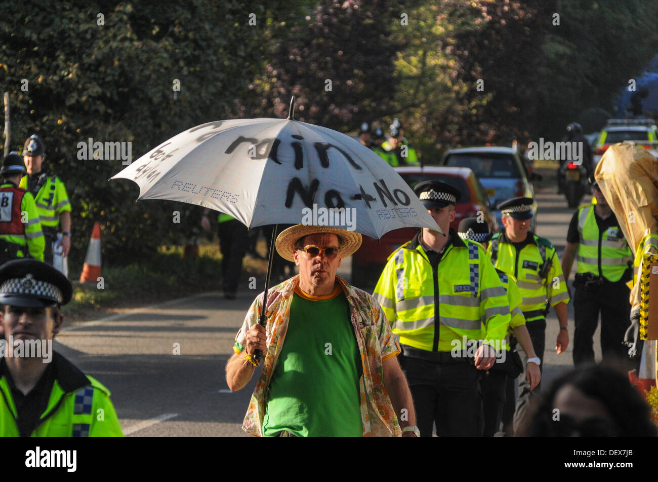 Balcombe, West Sussex, UK. 24. September 2013. Viel Aktivität in Balcombe heute, nach einigen frühen Verhaftungen, LKW an- und Abreise der Cuadrilla Website im Laufe des Tages begleitet von Polizei, die Demonstranten beträchtlichem Ausmaß zahlenmäßig überlegen. Ein indischer Sommer dieser Nachmittag und fast Volksfest-Atmosphäre, wie die Straße wieder nach LKW-Abfahrten von Website geöffnet wird. Bildnachweis: David Burr/Alamy Live-Nachrichten Stockfoto