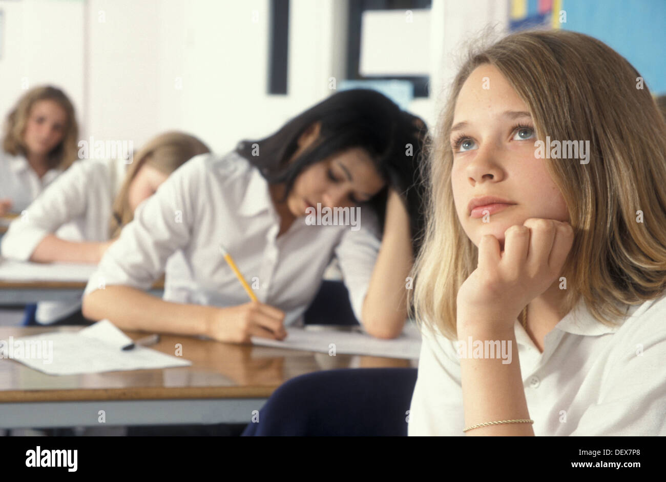 Teenager-Mädchen kämpfen, um im Klassenzimmer zu bewältigen Stockfoto