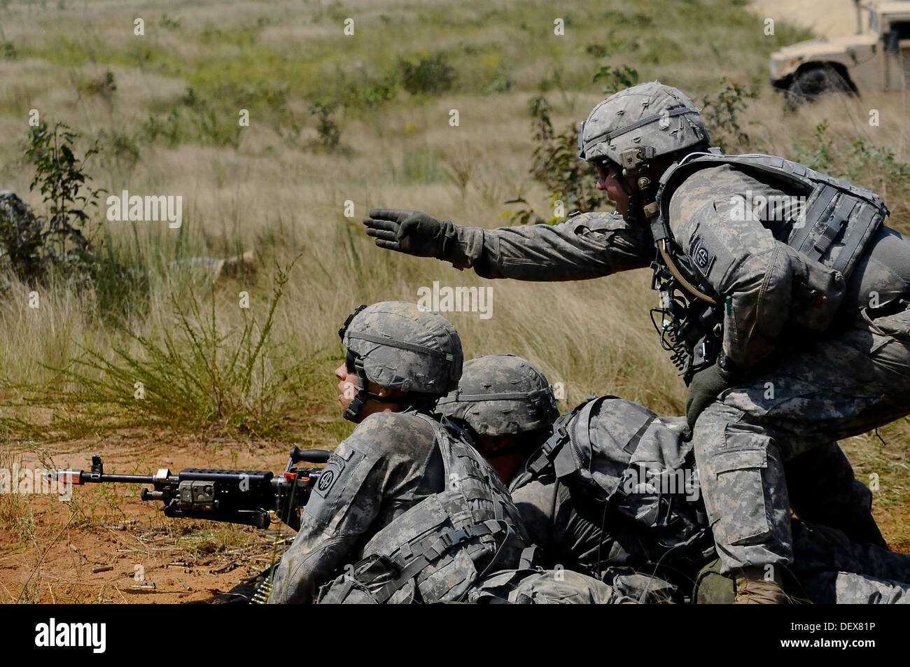 Fallschirmjäger der 2. Bataillon, 325. Airborne Infanterie-Regiment, 2nd Brigade Combat Team, 82nd Airborne Division, bieten über Uhren und Feuerunterstützung während des Trainings am Fort Bragg, N.C., 9. September. Die weißen Falken, derzeit Teil der globalen Respons Stockfoto