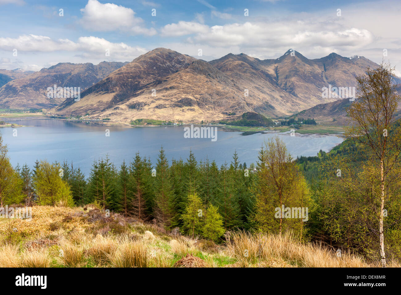 Berge und Loch Duich aus Bealach Ratagain Sicht, Ratagain Pass, Highland, Schottland, UK, Europa. Stockfoto
