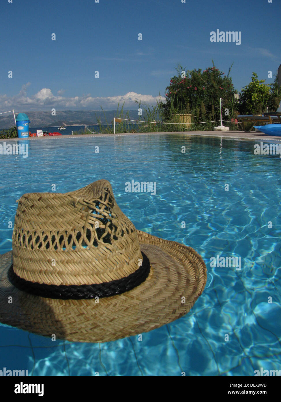 Urlaub mal Hut im türkisfarbenen pool Stockfoto