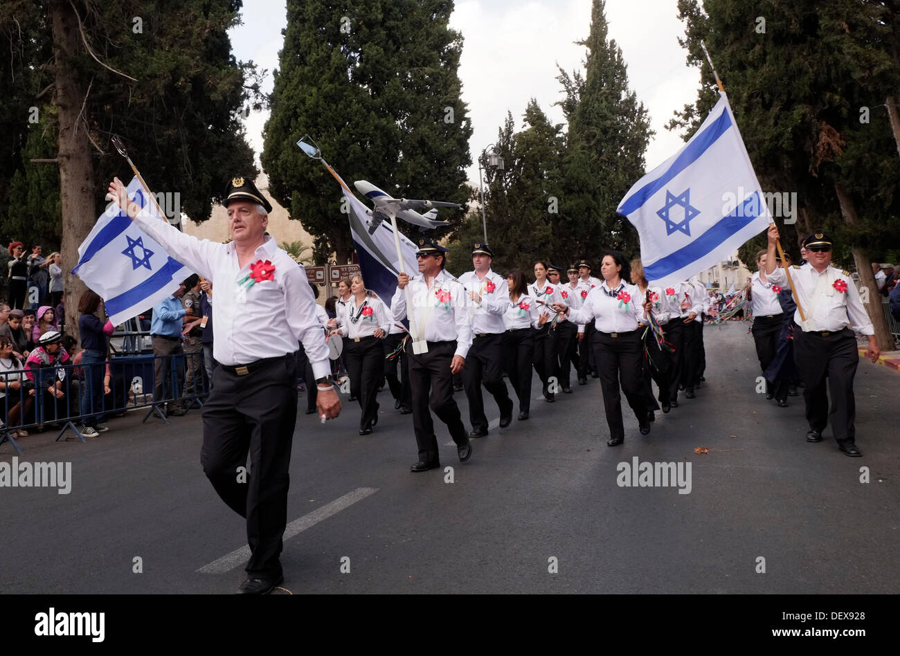 Israelische Mitarbeiter nationaler Fluggesellschaften, die an dem jährlichen Jerusalemmarsch während des Sukkot-Festes teilnehmen. Die Parade wird von der Internationalen Christlichen Botschaft Jerusalem (ICEJ) veranstaltet und zieht Tausende von Christen aus der ganzen Welt an, um Israel zu unterstützen. Stockfoto