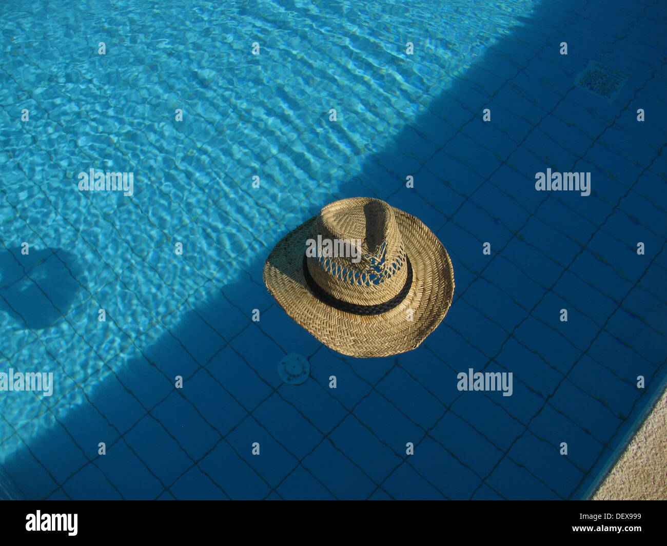 Urlaub mal Hut im türkisfarbenen pool Stockfoto