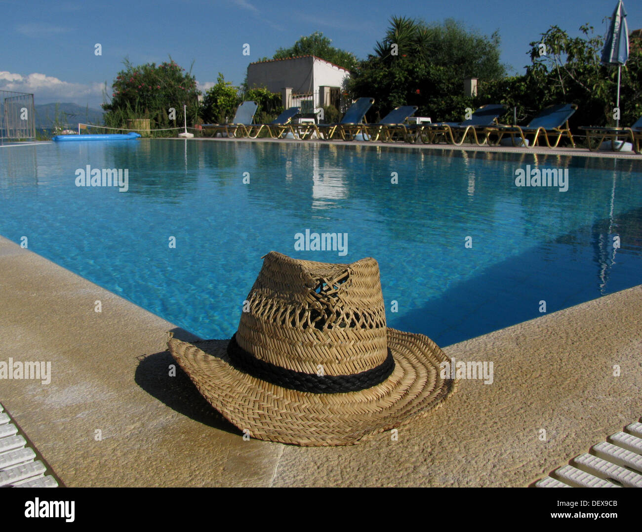 Urlaub mal Hut im türkisfarbenen pool Stockfoto