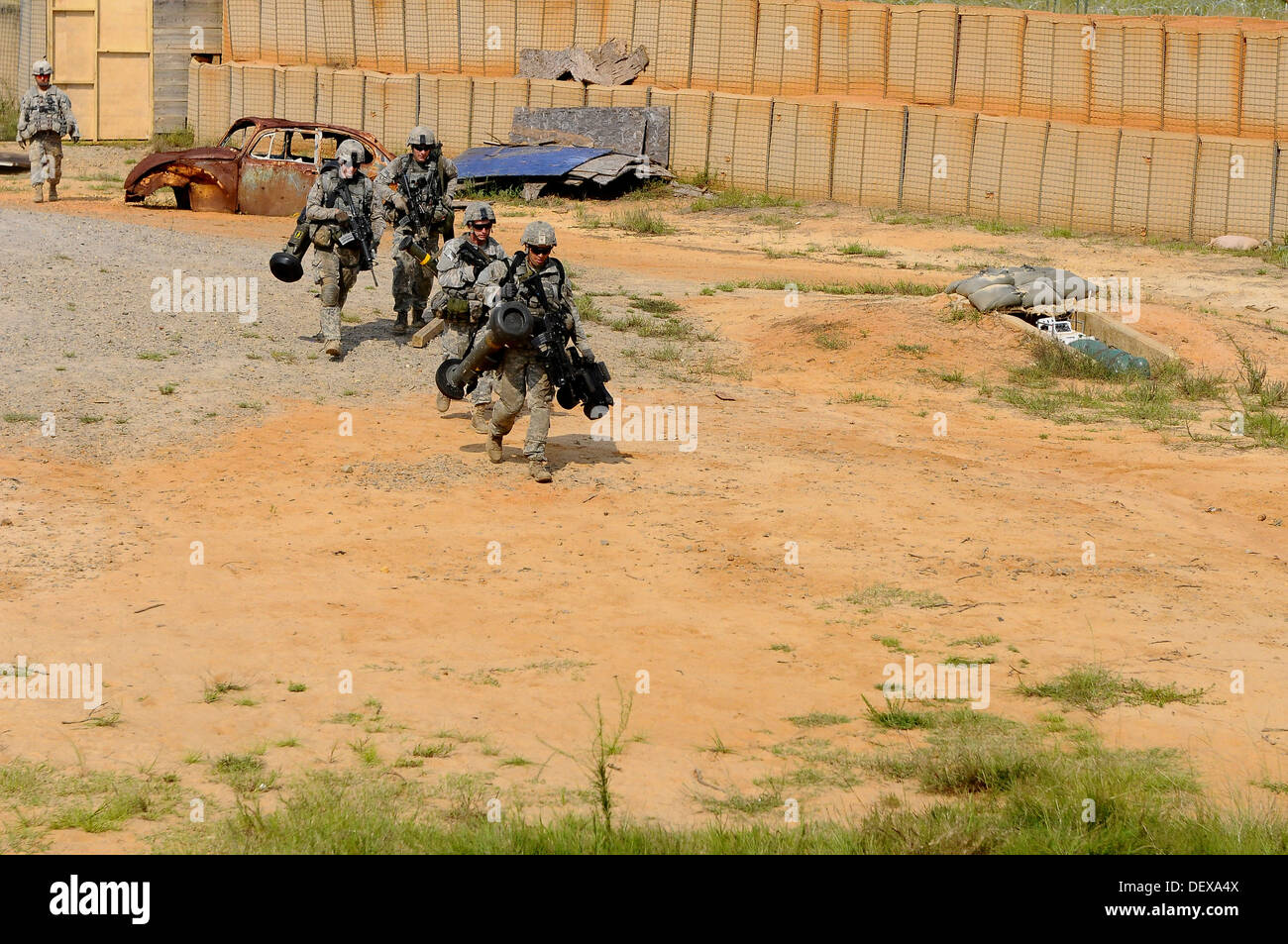 Fallschirmjäger des 2nd Battalion, 325. Airborne Infanterie-Regiment, 2nd Brigade Combat Team, 82nd Airborne Division Operationen scharfer Munition, urban training auf Fort Bragg, N.C., 9. September. Die weißen Falken, derzeit Teil der globalen Reaktionskräfte Stockfoto