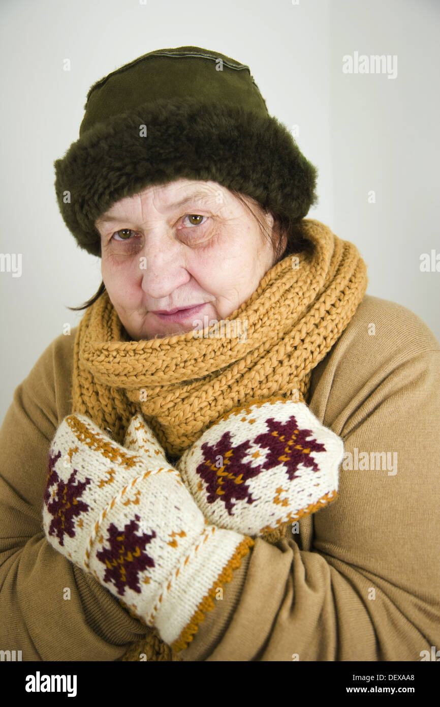 67 Jahre alte Frau in Schal, Mütze und Fäustlinge Stockfotografie - Alamy