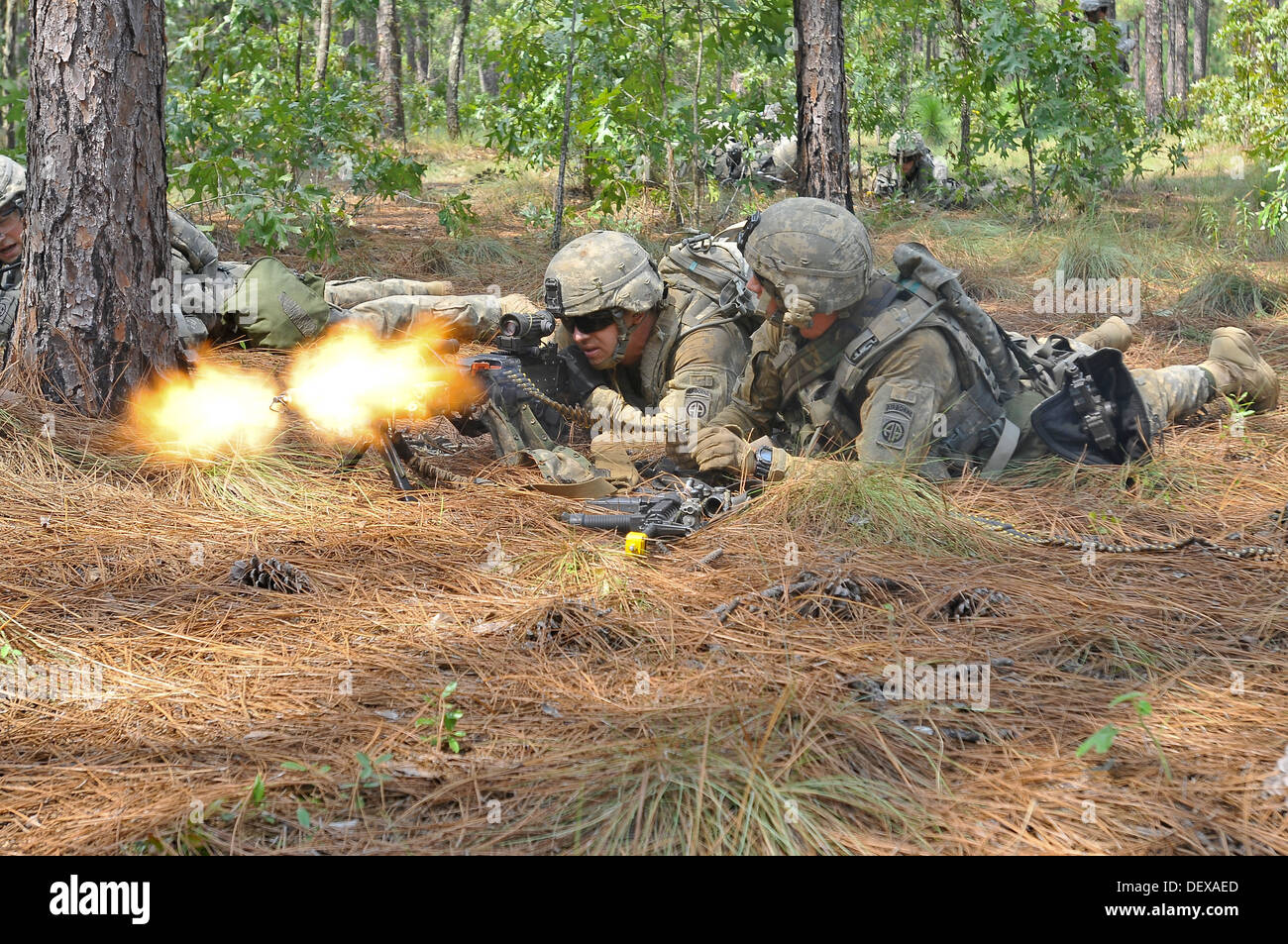 Fallschirmjäger der 2. Bataillon, 325. Airborne Infanterie-Regiment, 2nd Brigade Combat Team, 82nd Airborne Division, Kapitalrendite Feuer bei einem Hinterhalt während einer abgesessene Patrouille Fort Bragg, N.C., Sept. 12. Die weißen Falken, derzeit Teil des Global Stockfoto