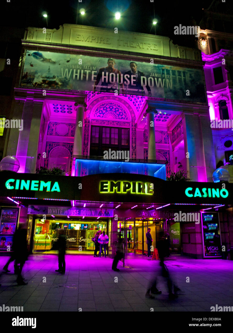 Empire-Kino und Casino bei Nacht, Leicester Square, West End, London, England, Vereinigtes Königreich Stockfoto