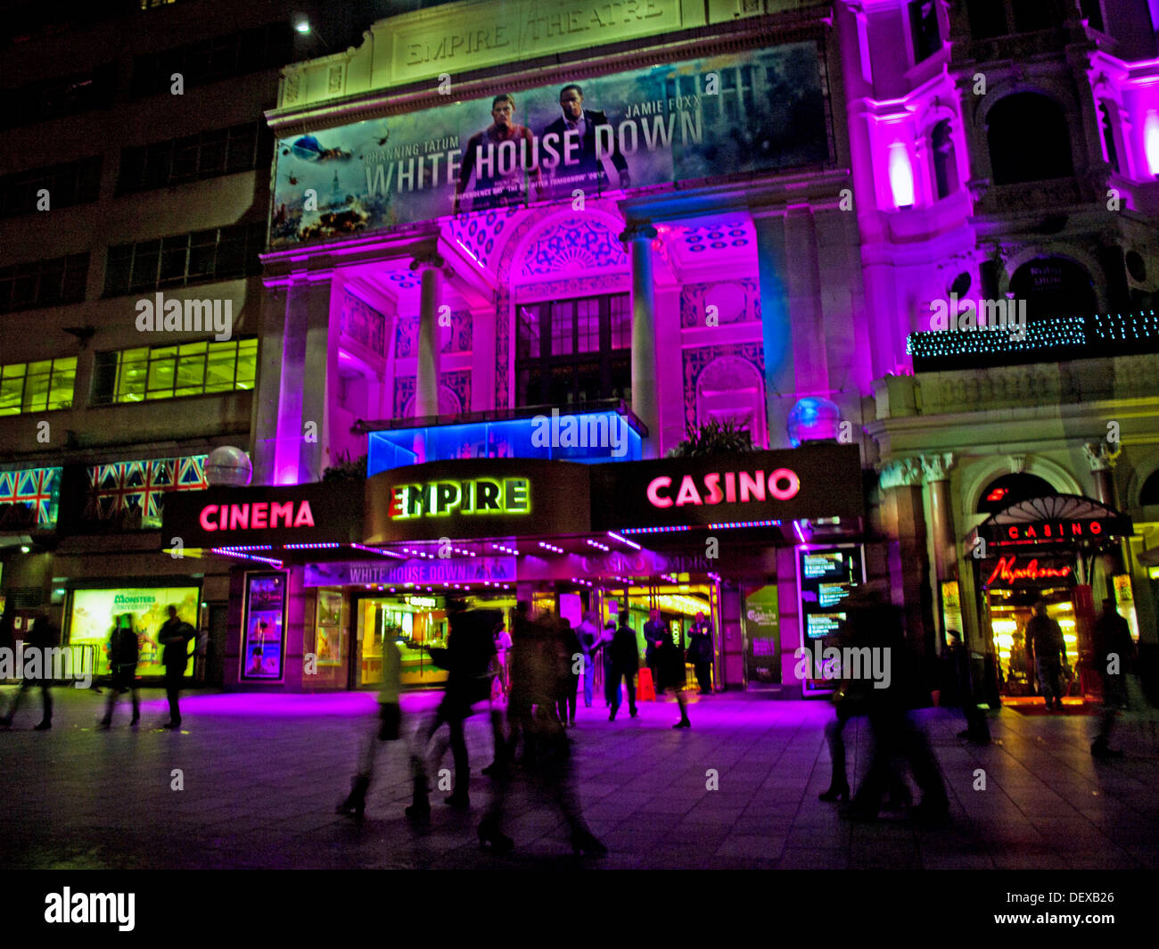 Empire-Kino und Casino bei Nacht, Leicester Square, West End, London, England, Vereinigtes Königreich Stockfoto
